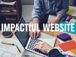 AfaceriWeb 2 Persoană lucrând la un laptop cu schițe de design.