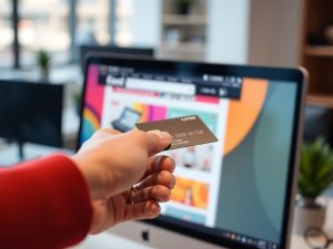 Un client fericit cumpără online