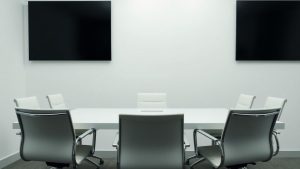 Site web impecabil, dar nevizitat, cu scaune goale.