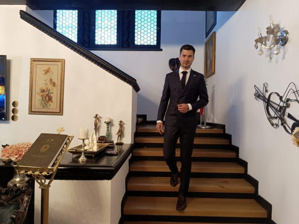 Mihai Popa, Senior Vânzări EkoGroup, aduce în portofoliu Activ Asigurări, cu un contract pentru o sută de articole de presă